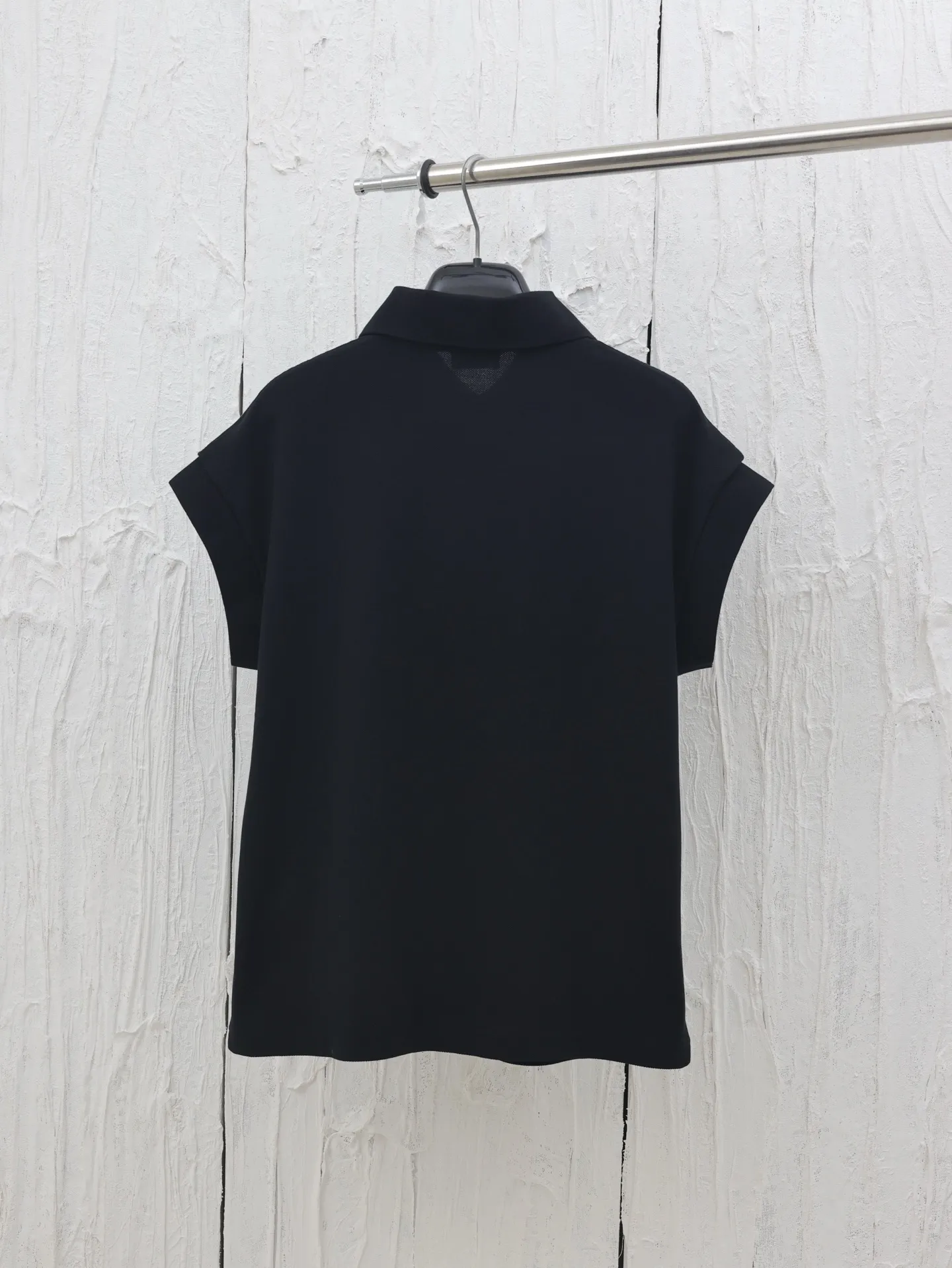 P270 Saint Lauren*/Saint Laurent's new YSL logo embroidered POLO shirt. Customized pique fabric, 98 cotton 2 spandex, weight 270 grams. Imported machine embroidery technology, using advanced computer control system and precision mechanical components. The overall wiring is straight and delicate, and the fabric is comfortable and soft. The color is consistent and has no color difference. It can be matched with the same style to create a fashionable look. It can handle various occasions, customized accessories, and three complete sizes. Size: S/M/L